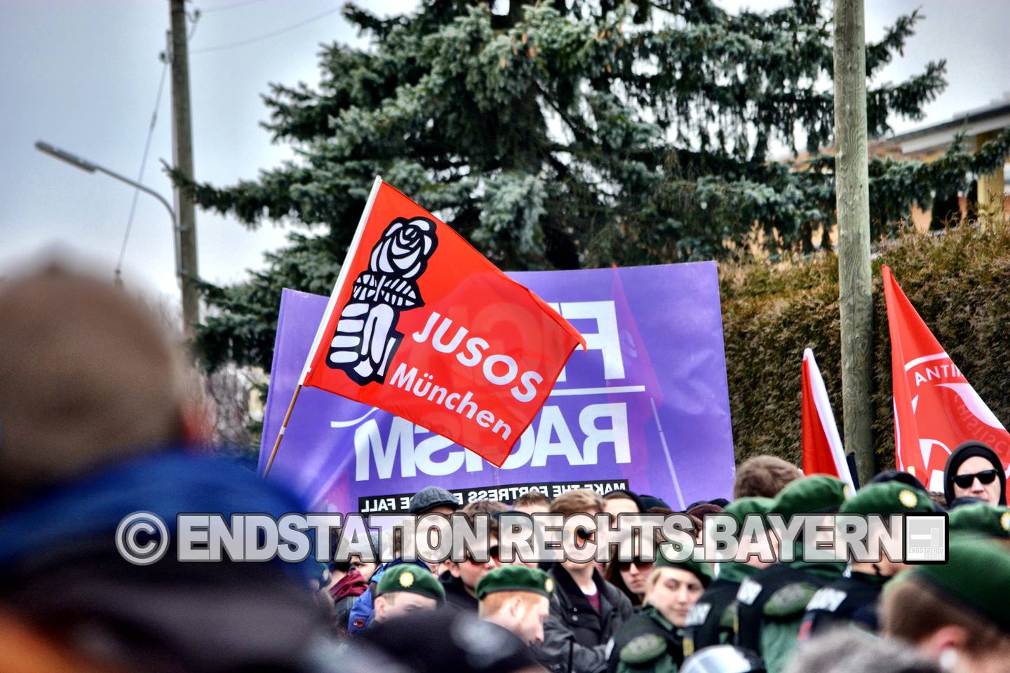 Fahne der Jusos München bei der Demo in Paing und Obermenzing.
